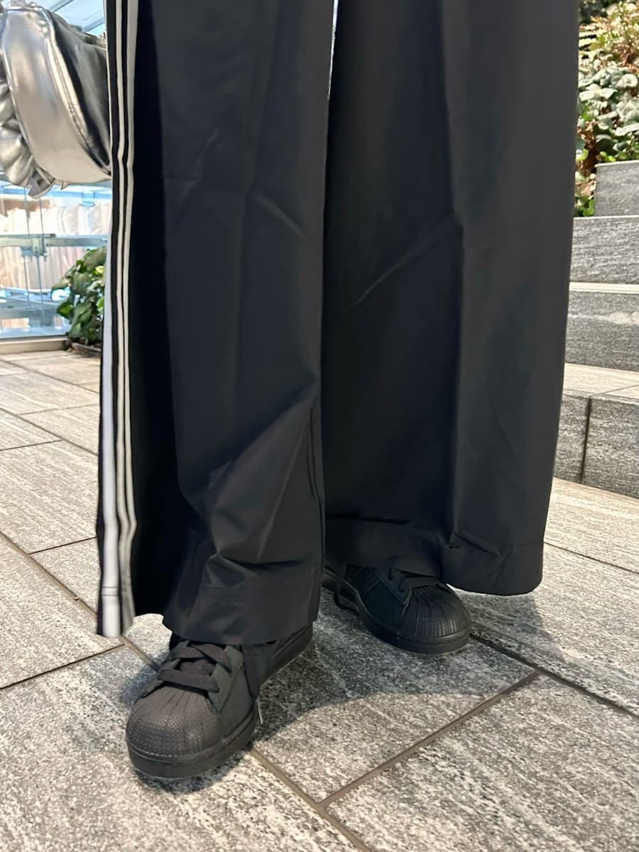 ホワイト系のシャツ/ブラウス、ブラック系のその他パンツ、シルバー系のハンドバッグを着用したレディースの春コーディネートの7枚目の写真