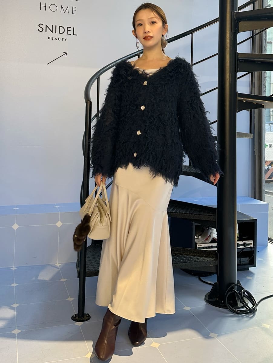 ホワイト系のワンピース、ブルー系のカーディガン/ボレロ、ホワイト系のボストンバッグを着用したレディースの秋コーディネートの6枚目の写真