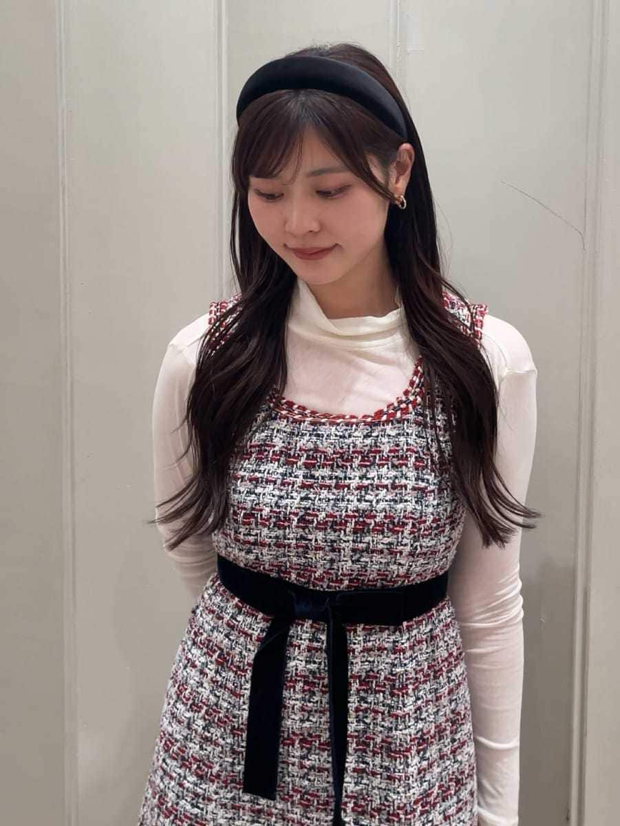 その他のワンピース、ホワイト系のTシャツ/カットソー、ブラック系のブーツを着用したレディースの秋コーディネートの6枚目の写真