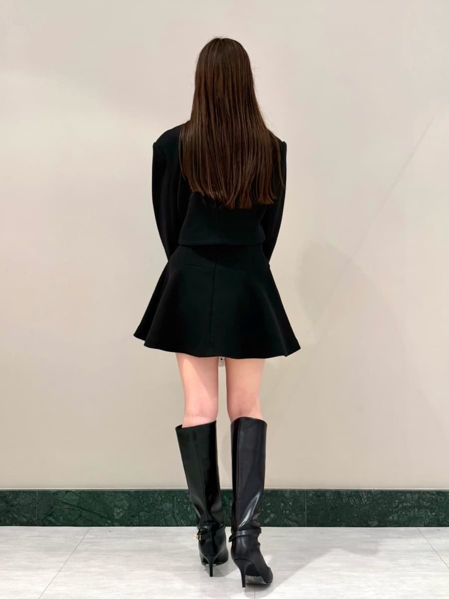 ブラック系のノーカラージャケット、ブラック系のその他パンツ、ホワイト系のニット/セーターを着用したレディースの秋コーディネートの3枚目の写真