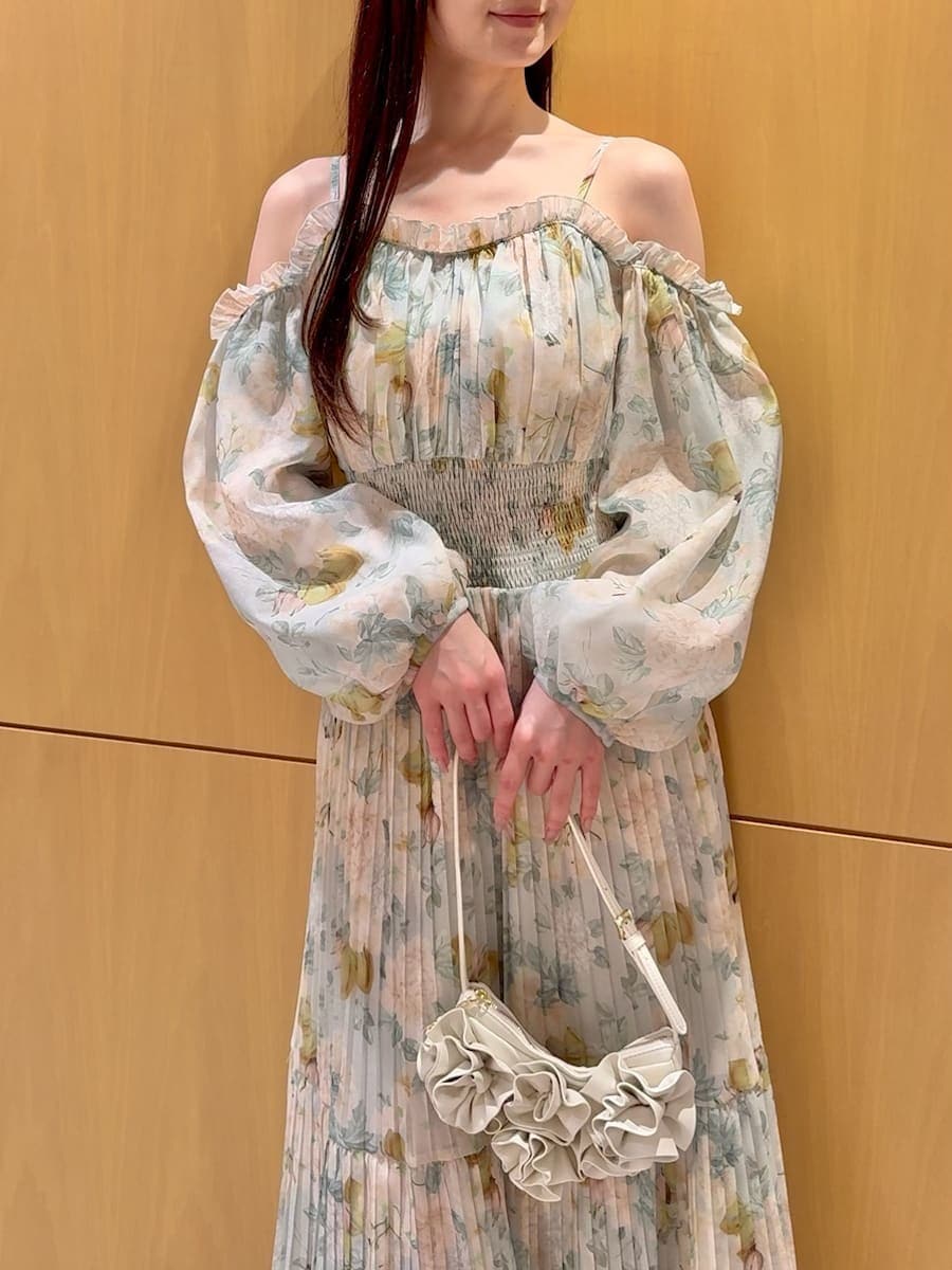 グリーン系のワンピース、ホワイト系のハンドバッグを着用したレディースの冬コーディネートの3枚目の写真