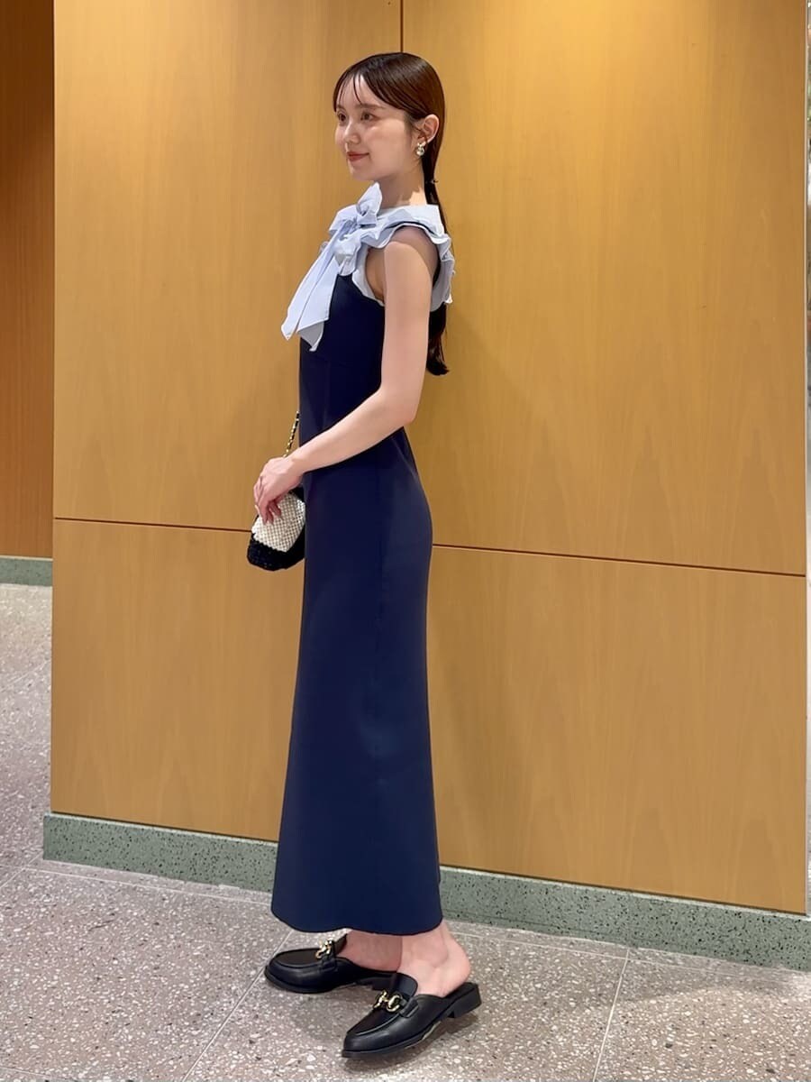 ブルー系のワンピース、ブルー系のスマホグッズを着用したレディースの夏コーディネートの2枚目の写真