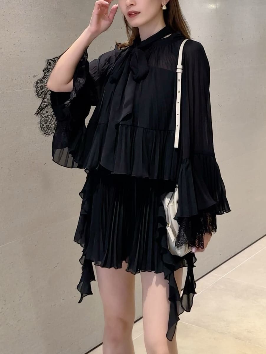 ゴールド系のピアス（両耳用）を着用したレディースの春コーディネートの3枚目の写真