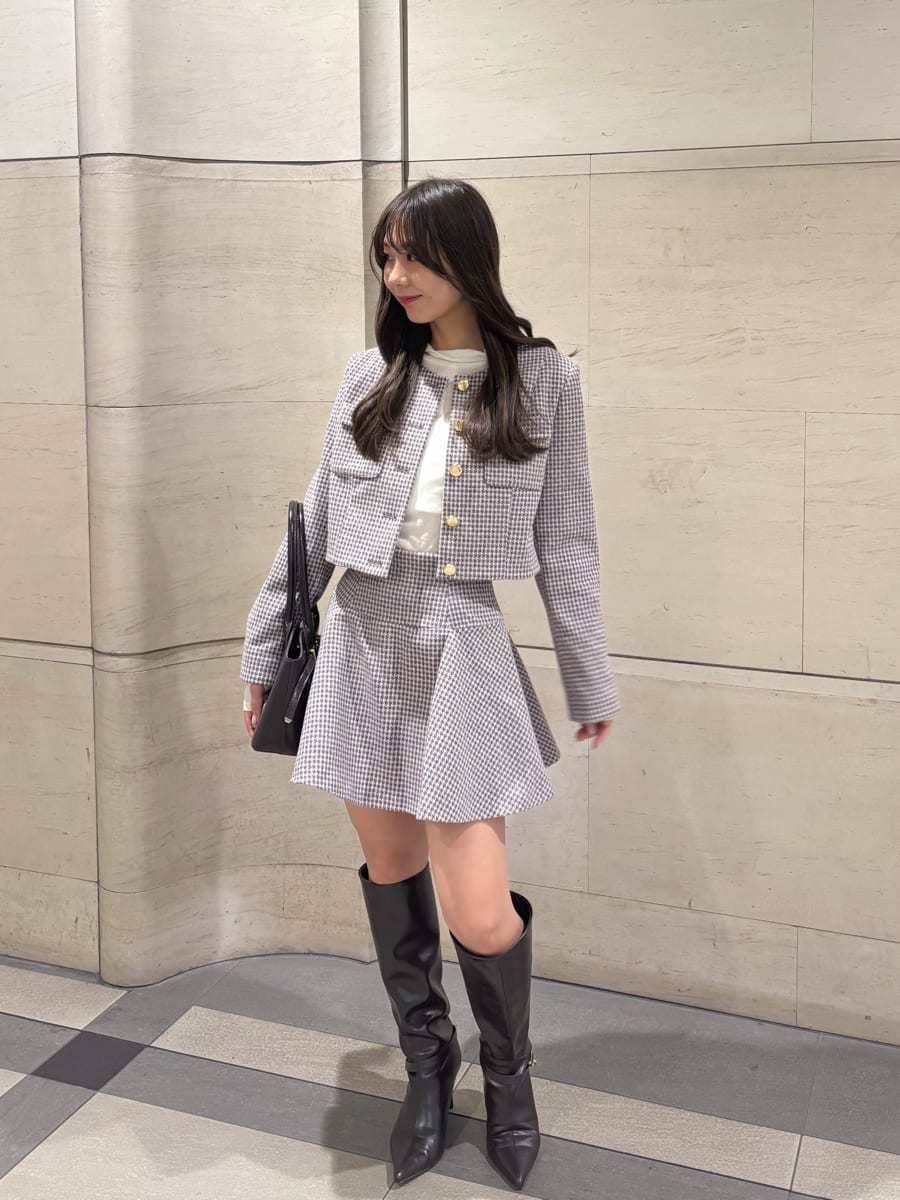 その他のノーカラージャケット、その他のその他パンツ、ホワイト系のTシャツ/カットソーを着用したレディースの秋コーディネートの2枚目の写真