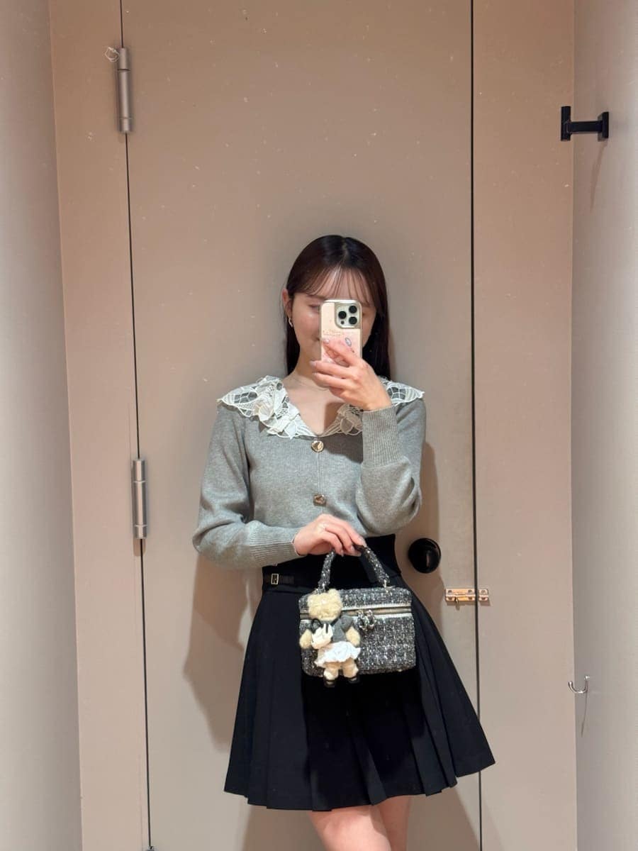 ブラック系のスカート、グレー系のハンドバッグ、その他のキーケース/キーアクセサリーを着用したレディースの冬コーディネートの8枚目の写真