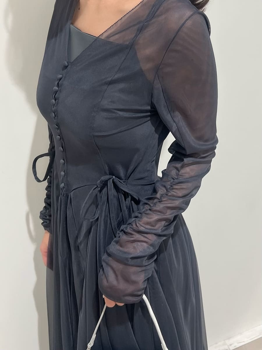 グレー系のブーツ、ブルー系のドレスを着用したレディースの冬コーディネートの6枚目の写真