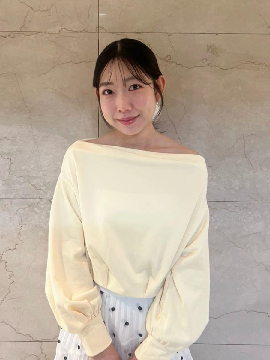 その他のスカート、イエロー系のスウェット、ブラウン系のパンプスを着用したレディースの春コーディネートの6枚目の写真