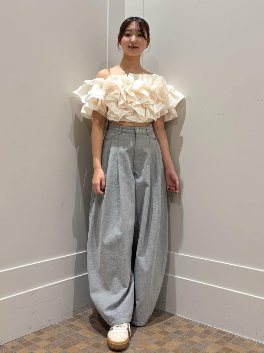 グレー系のデニムパンツ、ホワイト系のシャツ/ブラウス、イエロー系のショルダーバッグを着用したレディースの春コーディネートの2枚目の写真