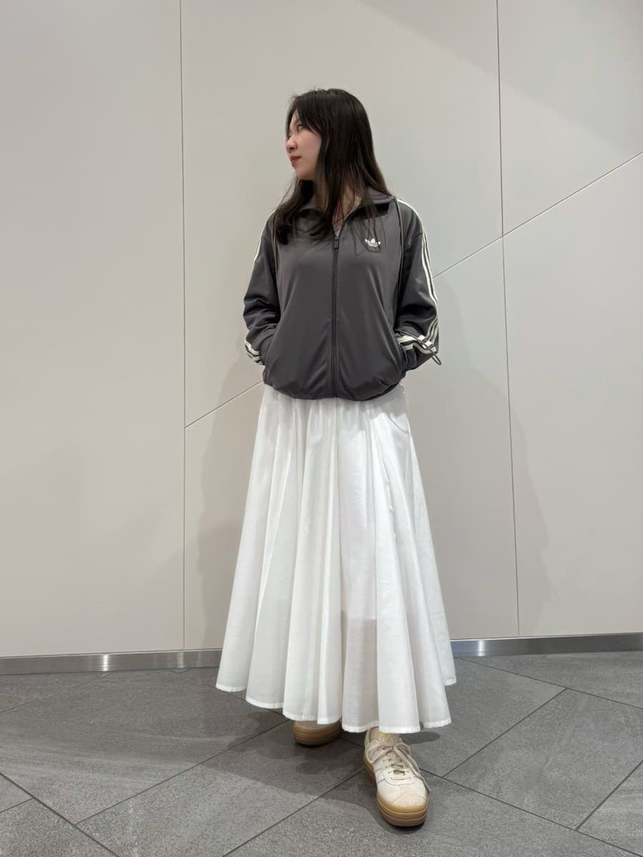 ピンク系のバックパック/リュック、その他のスニーカー、ホワイト系のワンピースを着用したレディースの冬コーディネートの5枚目の写真