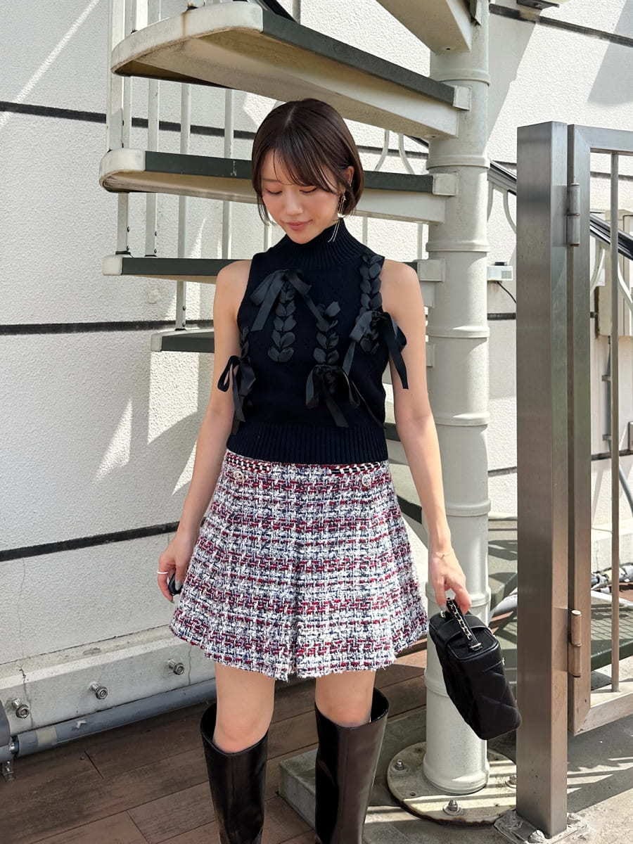 その他のその他パンツ、ブラック系のニット/セーター、ブラック系のブーツを着用したレディースの夏コーディネートの3枚目の写真