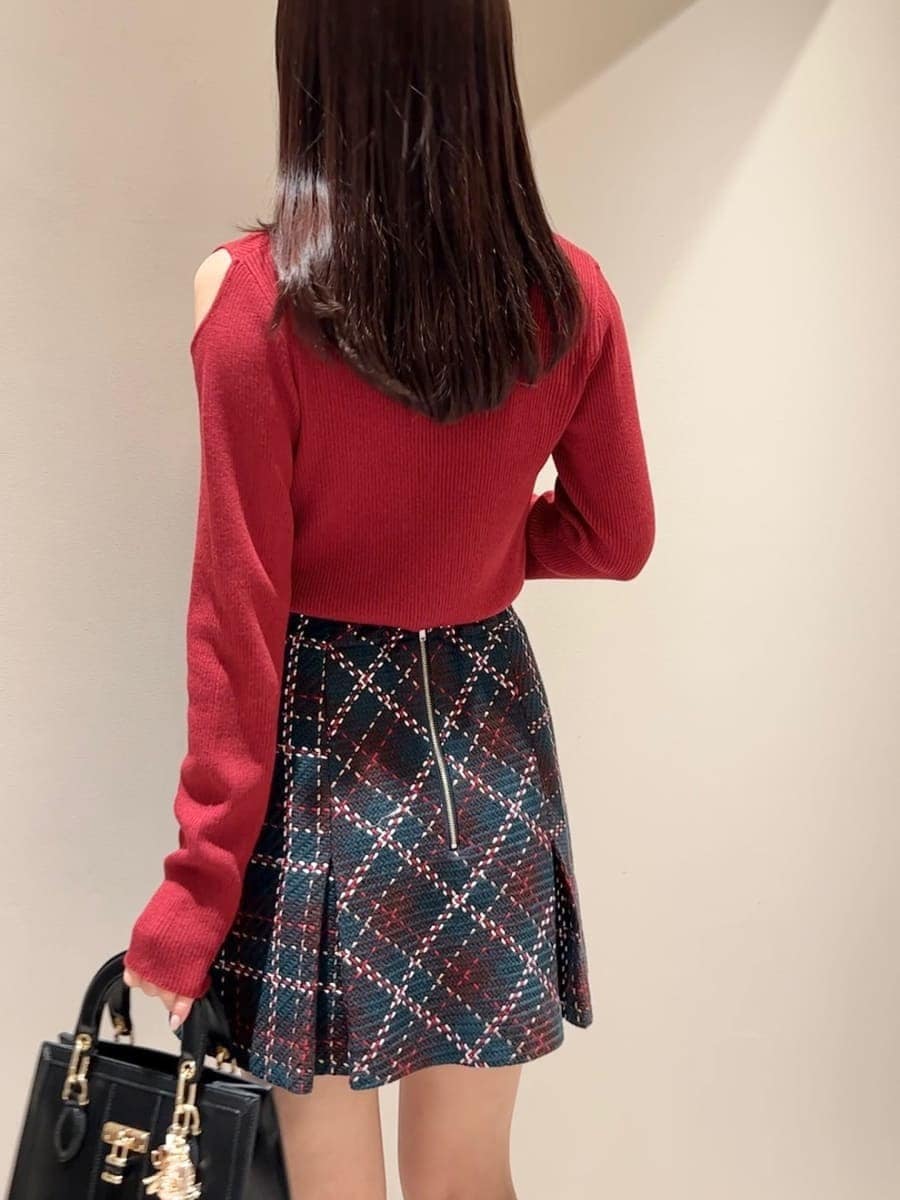 ブルー系のその他パンツ、レッド系のニット/セーター、ブラック系のハンドバッグを着用したレディースの冬コーディネートの8枚目の写真