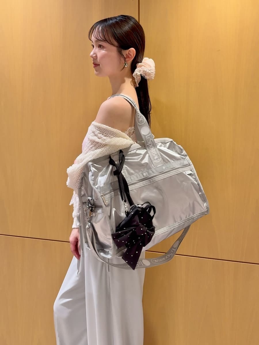 シルバー系のその他パンツ、ピンク系のキャミソール、ホワイト系のカーディガン/ボレロを着用したレディースの春コーディネートの7枚目の写真