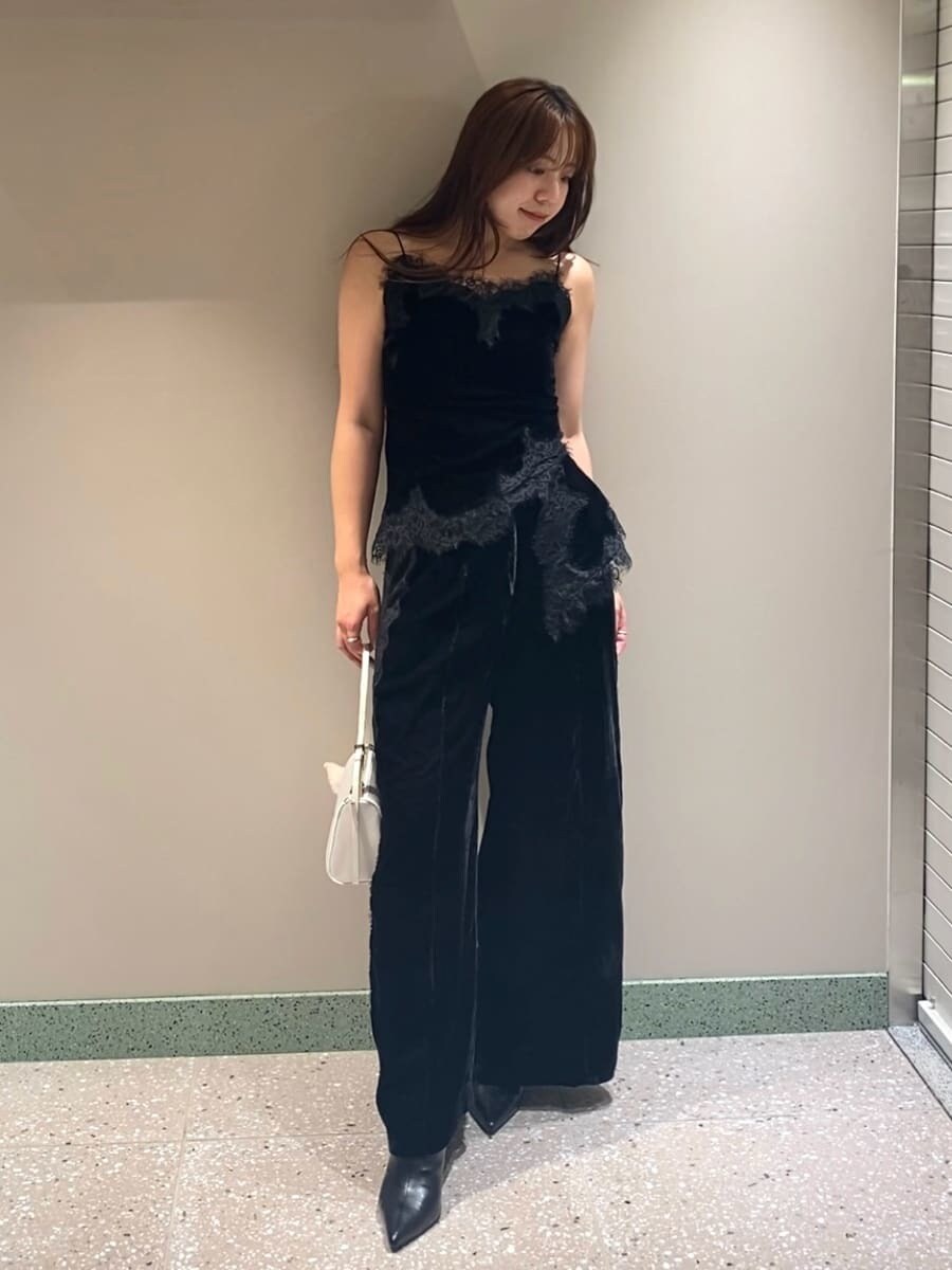 ブラック系のその他パンツ、ブラック系のキャミソール、ブラック系のブーツを着用したレディースの秋コーディネートの4枚目の写真