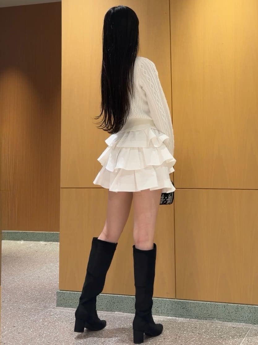 ホワイト系のその他パンツ、ホワイト系のニット/セーター、その他のブーツを着用したレディースの秋コーディネートの5枚目の写真