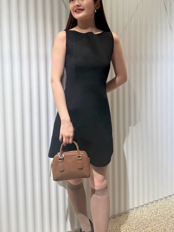 ブラック系のワンピース、ブラウン系のショルダーバッグ、ベージュ系のソックス/靴下を着用したレディースの春コーディネートの9枚目の写真