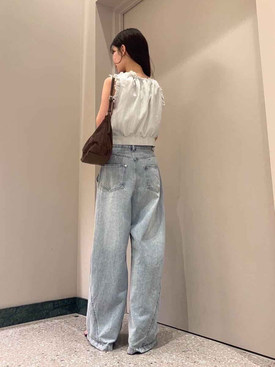ブルー系のデニムパンツ、ブラウン系のサンダル、グリーン系のシャツ/ブラウスを着用したレディースの夏コーディネートの4枚目の写真