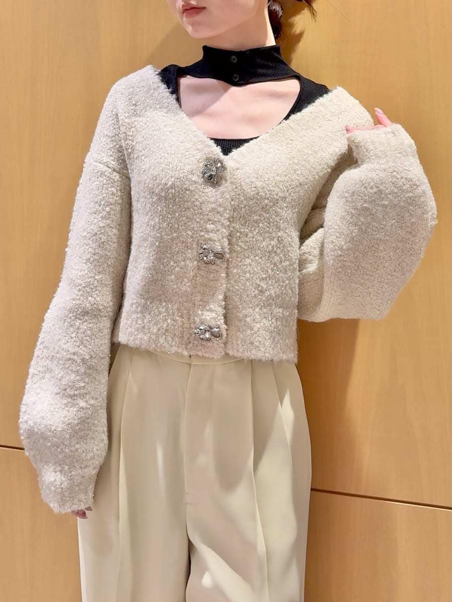 ホワイト系のカーディガン/ボレロ、ブラック系のニット/セーター、ブラック系のブーツを着用したレディースの秋コーディネートの7枚目の写真