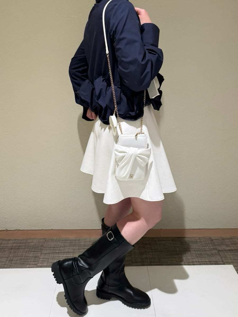 ホワイト系のその他パンツ、ブルー系のシャツ/ブラウス、イエロー系のショルダーバッグを着用したレディースの冬コーディネートの5枚目の写真