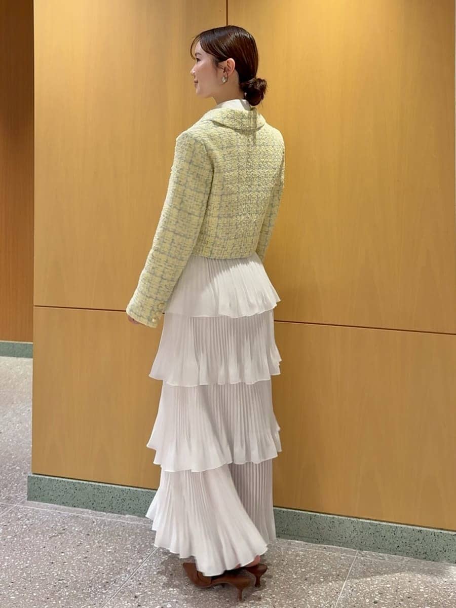 ホワイト系のスカート、イエロー系のテーラードジャケット、ホワイト系のシャツ/ブラウスを着用したレディースの春コーディネートの3枚目の写真