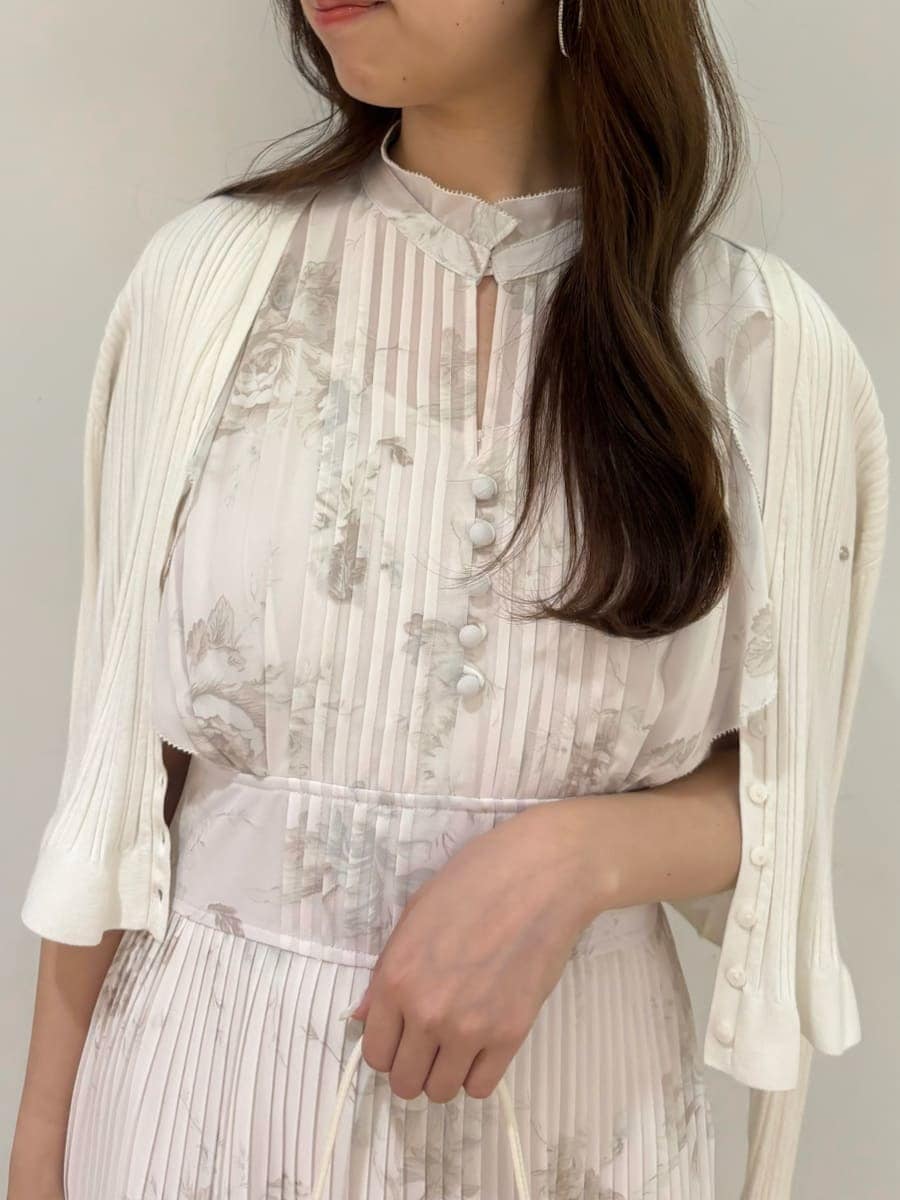 ピンク系のワンピース、ホワイト系のカーディガン/ボレロ、ブラウン系のパンプスを着用したレディースの春コーディネートの5枚目の写真