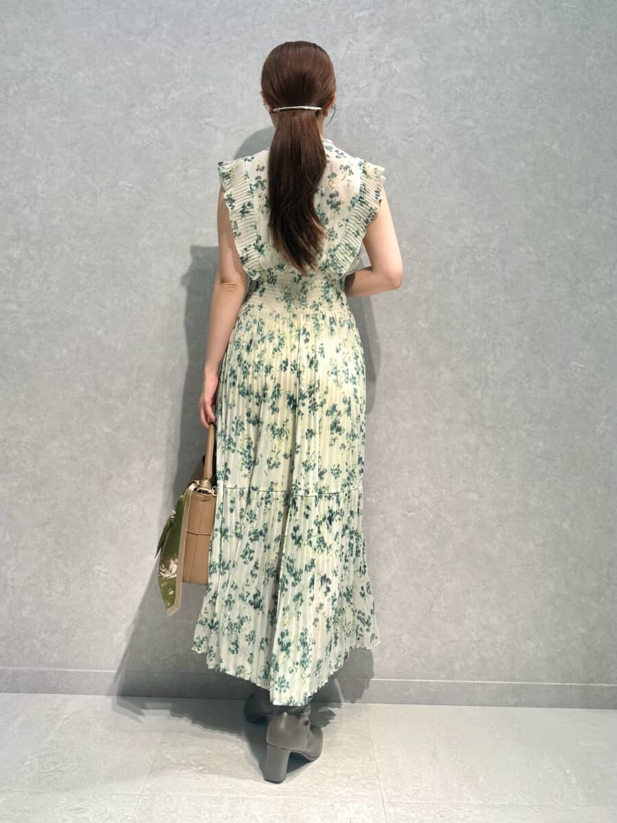 イエロー系のハンドバッグ、グリーン系のワンピース、ブラウン系のカーディガン/ボレロを着用したレディースの冬コーディネートの8枚目の写真