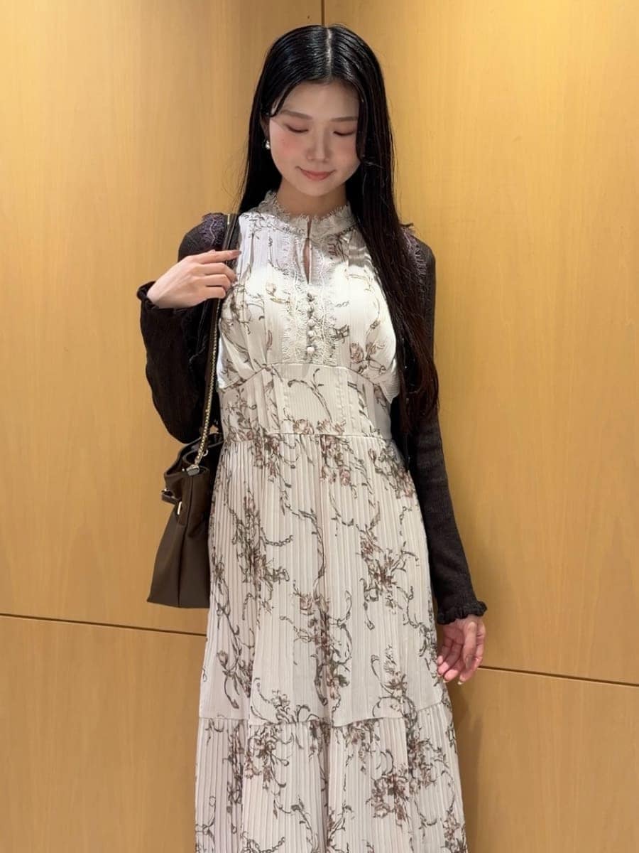 ピンク系のワンピース、ブラウン系のカーディガン/ボレロ、ブラウン系のサンダルを着用したレディースの秋コーディネートの7枚目の写真
