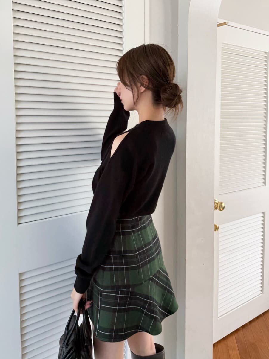 ブラック系のニット/セーター、グレー系のブーツ、ブラック系のダウンジャケット/コートを着用したレディースの秋コーディネートの3枚目の写真