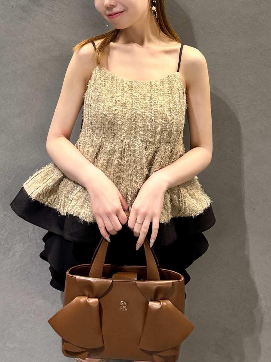 ベージュ系のその他トップス、ブラウン系のハンドバッグ、ブラック系のローファーを着用したレディースの春コーディネートの4枚目の写真