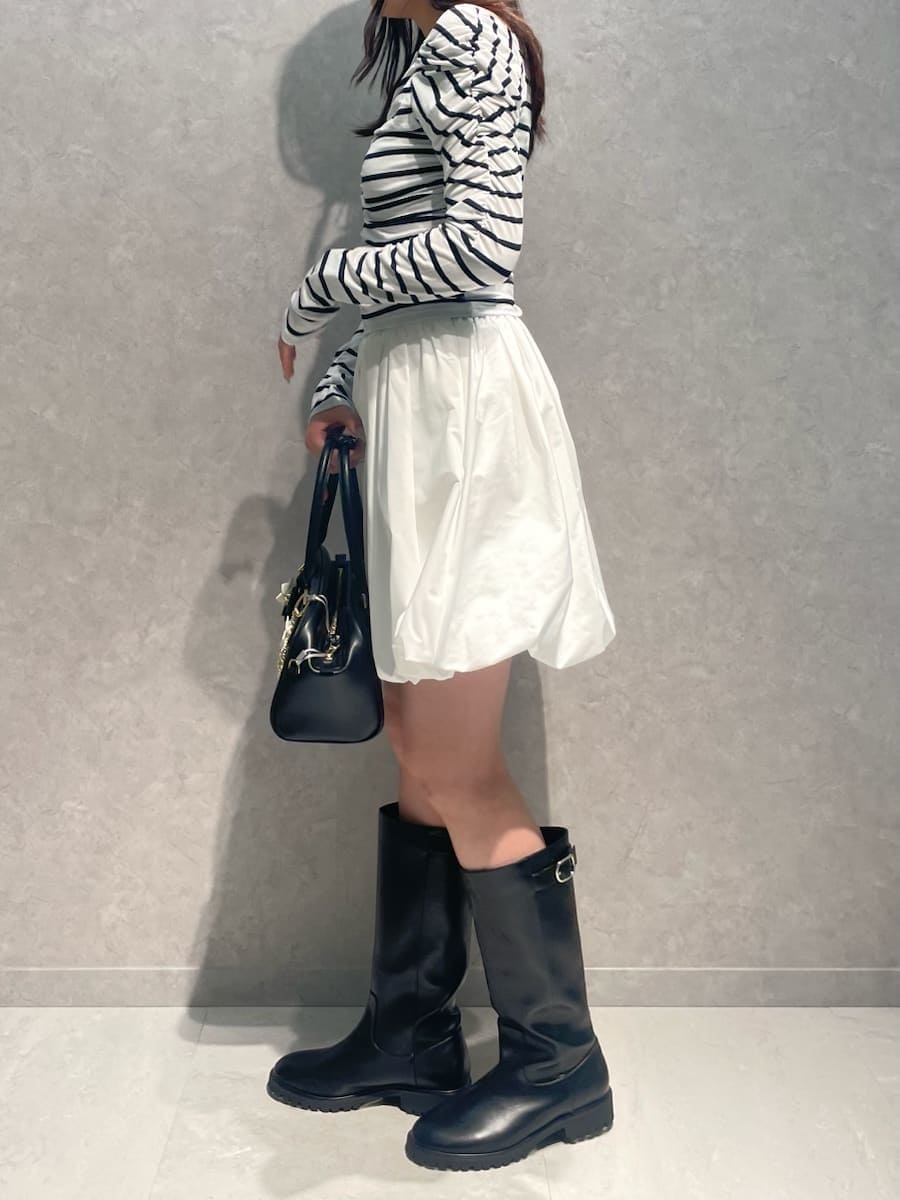 ベージュ系のブルゾン、ホワイト系のその他パンツ、その他のTシャツ/カットソーを着用したレディースの冬コーディネートの6枚目の写真