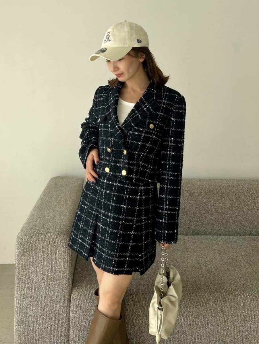 ホワイト系のTシャツ/カットソー、ブルー系のテーラードジャケット、ブルー系のスカートを着用したレディースの冬コーディネートの8枚目の写真