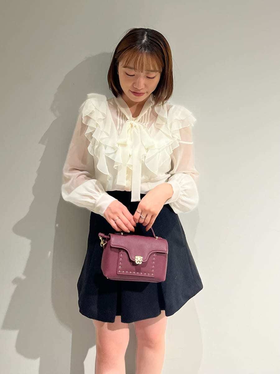 ブラック系のブルゾン、ホワイト系のシャツ/ブラウス、ブラック系のスカートを着用したレディースの秋コーディネートの6枚目の写真