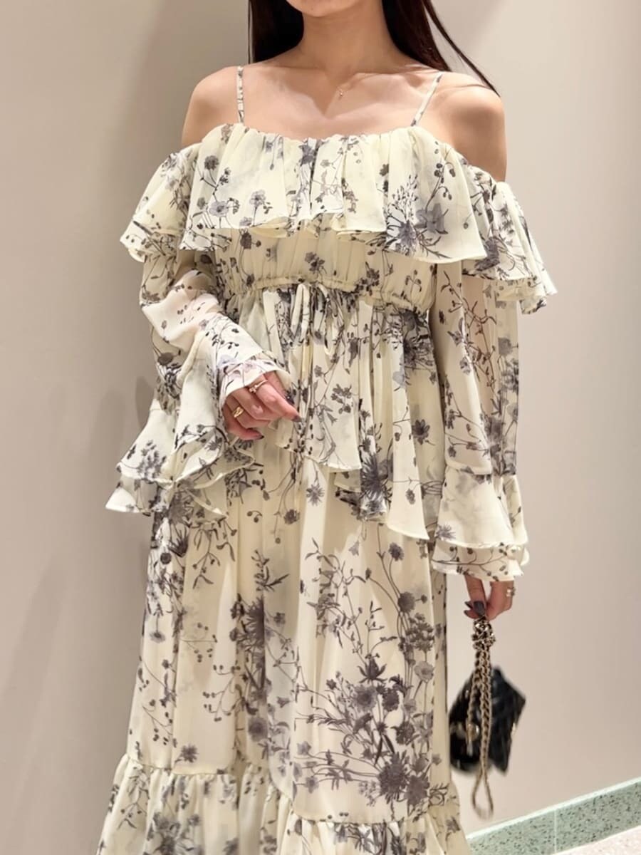 ホワイト系のブルゾン、イエロー系のワンピース、ブラック系のブーツを着用したレディースの秋コーディネートの6枚目の写真