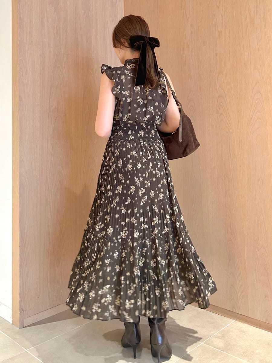 ブラウン系のワンピース、ブラウン系のブーツ、ブラウン系のその他ヘアアクセサリーを着用したレディースの夏コーディネートの3枚目の写真