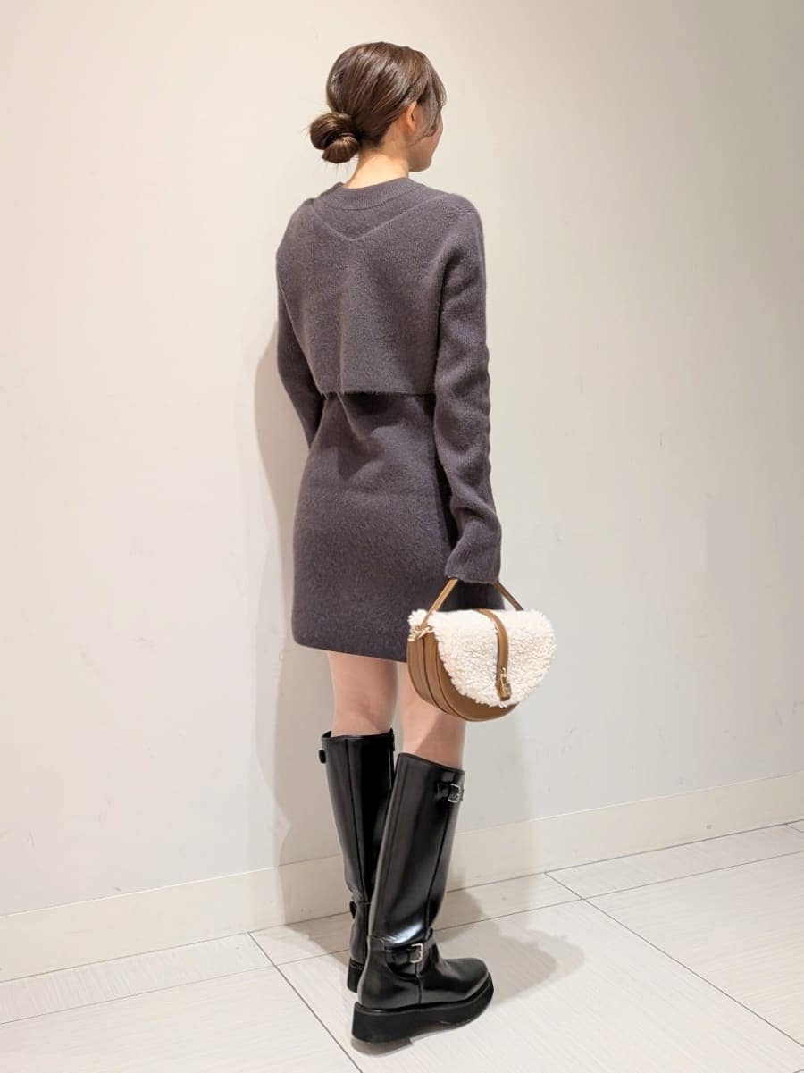 グレー系のワンピース、グレー系のカーディガン/ボレロ、イエロー系のハンドバッグを着用したレディースの秋コーディネートの3枚目の写真