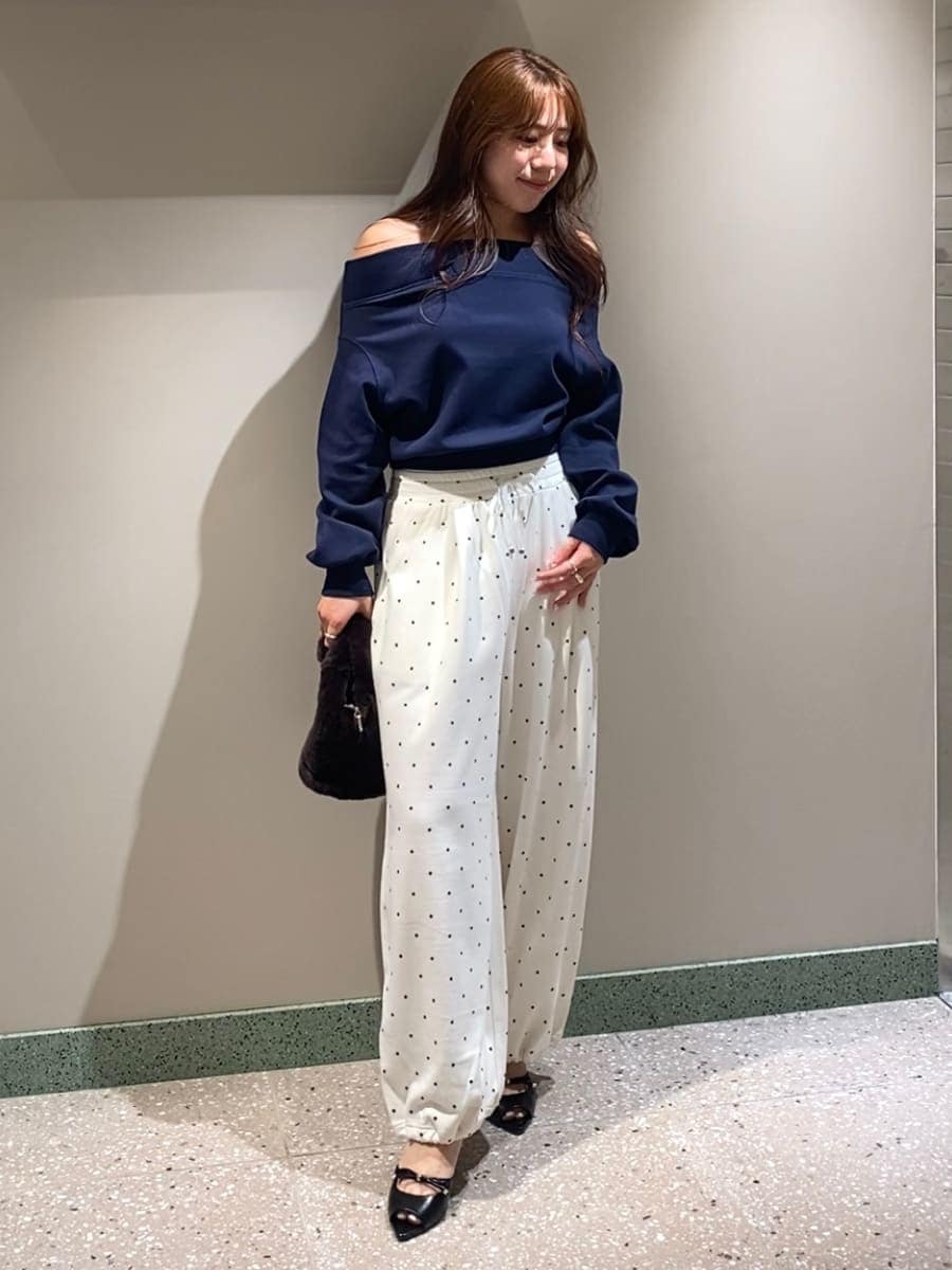 その他のその他パンツ、ブルー系のワンピース、ブラック系のサンダルを着用したレディースの秋コーディネートの2枚目の写真