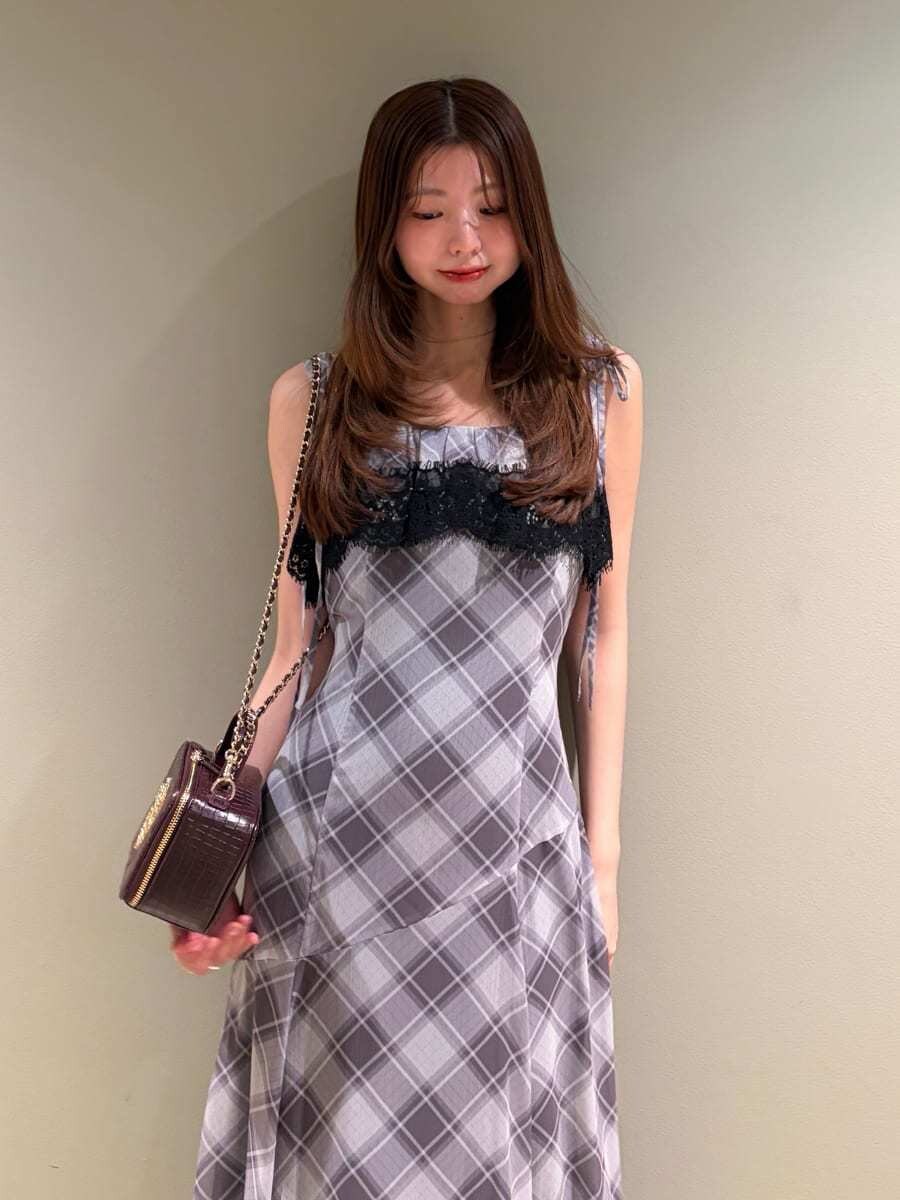 グレー系のワンピース、レッド系のショルダーバッグを着用したレディースの夏コーディネートの4枚目の写真