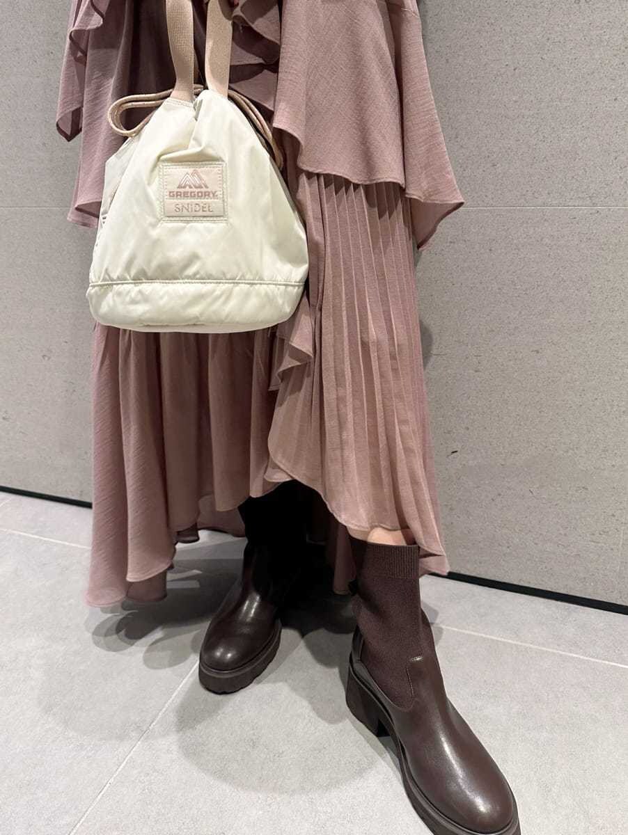 ブラウン系のワンピース、ベージュ系のハンドバッグを着用したレディースの夏コーディネートの4枚目の写真