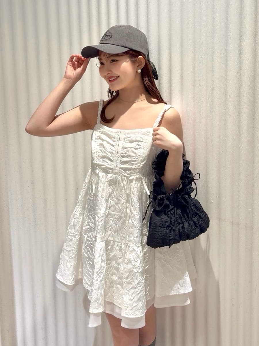 その他のパンプス、グレー系のキャップを着用したレディースの春コーディネートの2枚目の写真