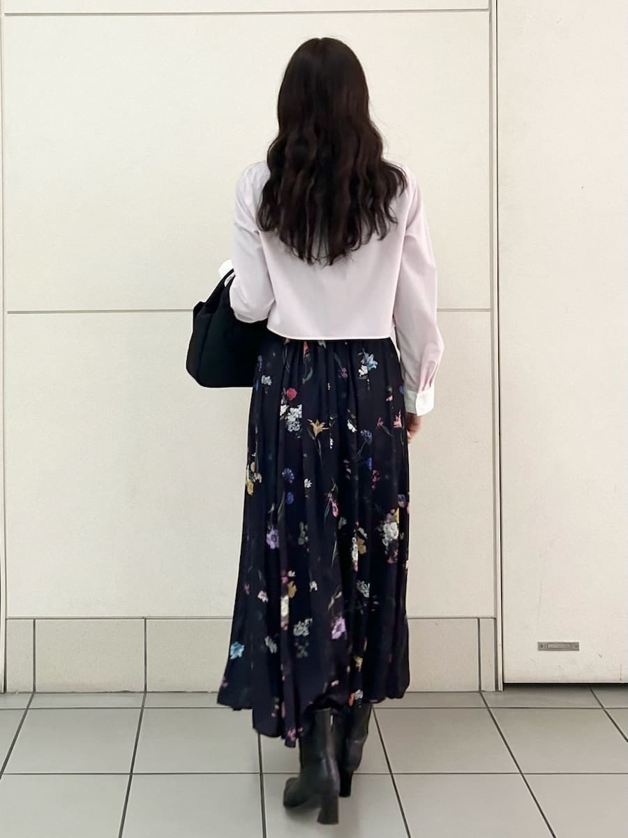 ブルー系のスカート、ピンク系のシャツ/ブラウスを着用したレディースの冬コーディネートの4枚目の写真