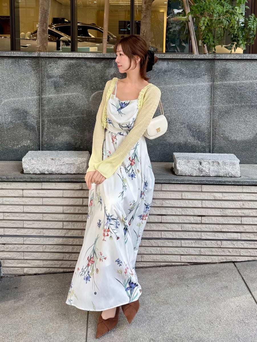 イエロー系のカーディガン/ボレロ、ホワイト系のワンピース、ブラウン系のパンプスを着用したレディースの冬コーディネートの5枚目の写真