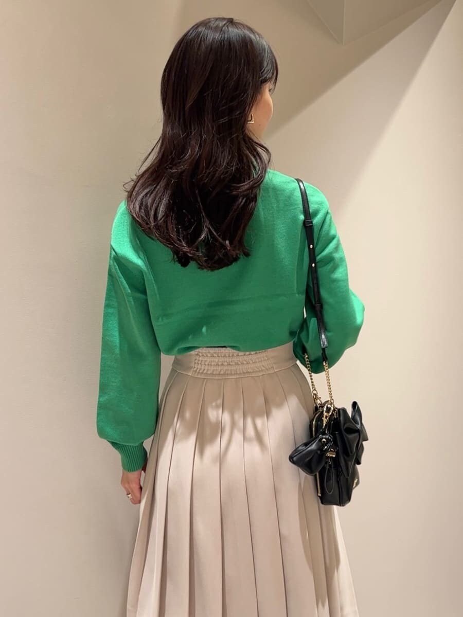 ブラック系のブーツ、ベージュ系のスカート、ブラック系のショルダーバッグを着用したレディースの冬コーディネートの5枚目の写真