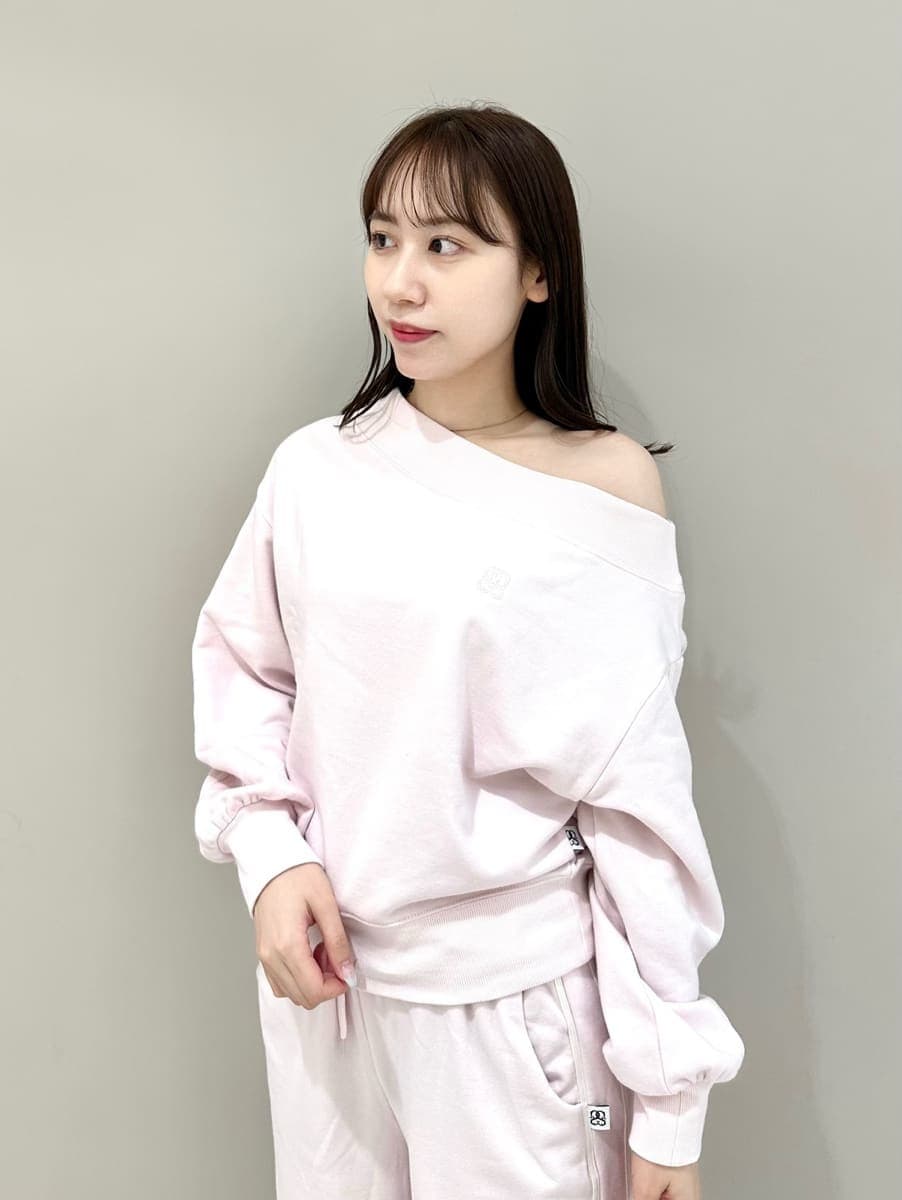 ピンク系のスウェット、ピンク系のスウェットパンツ、ホワイト系のサンダルを着用したレディースの夏コーディネートの2枚目の写真