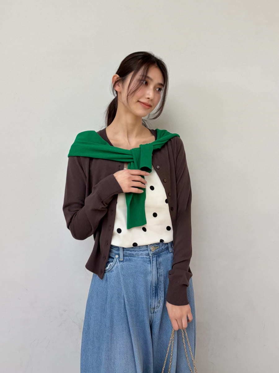 その他のキャミソール、グリーン系のカーディガン/ボレロ、ブラック系のショルダーバッグを着用したレディースの冬コーディネートの6枚目の写真