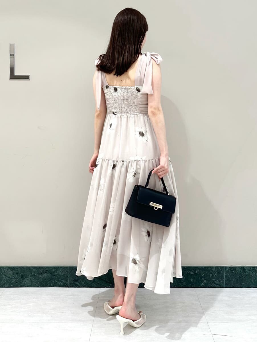 ブルー系のカーディガン/ボレロ、ピンク系のワンピース、ブラック系のショルダーバッグを着用したレディースの夏コーディネートの4枚目の写真