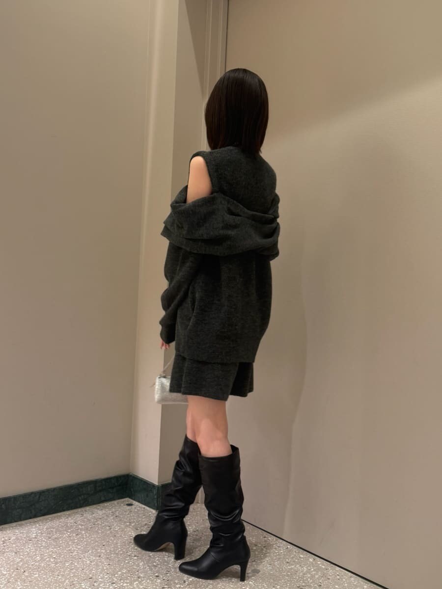 グレー系のその他パンツ、グレー系のニット/セーターを着用したレディースの冬コーディネートの3枚目の写真