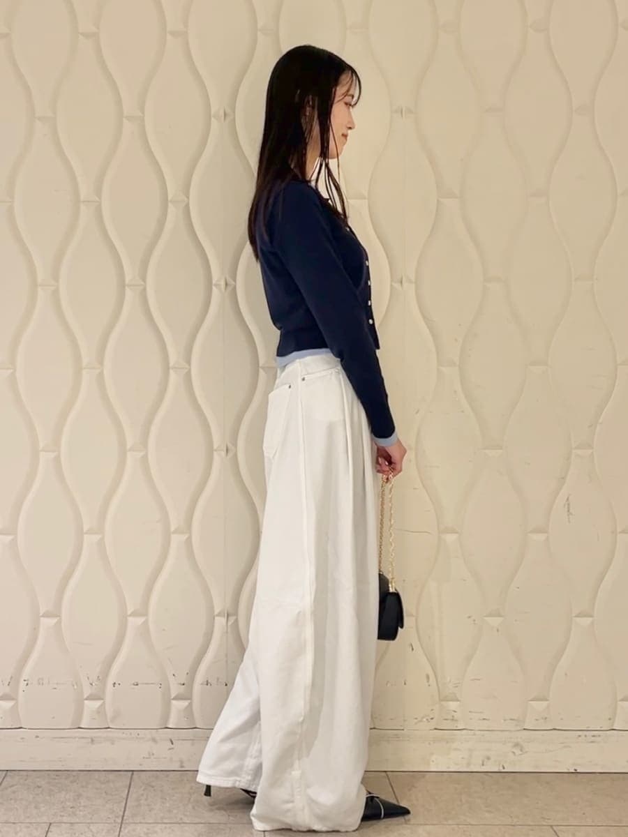 ブルー系のカーディガン/ボレロ、ブラック系のパンプス、ブラック系のショルダーバッグを着用したレディースの冬コーディネートの3枚目の写真