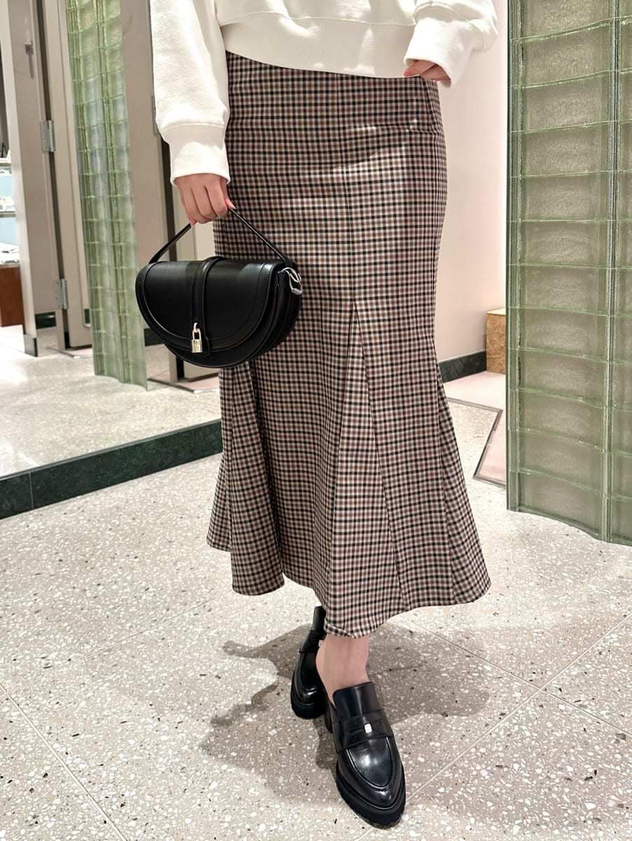 ホワイト系のスウェット、その他のスカート、ブラック系のローファーを着用したレディースの秋コーディネートの3枚目の写真