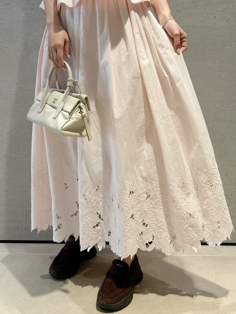 ホワイト系のボストンバッグ、ピンク系のスカート、ピンク系のシャツ/ブラウスを着用したレディースの春コーディネートの2枚目の写真