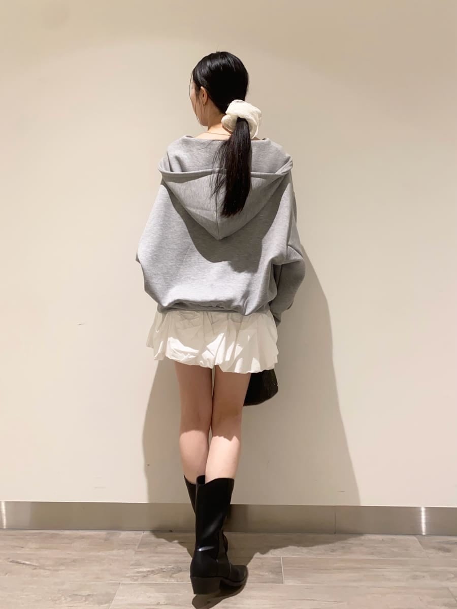 ブラック系のパンプス、ホワイト系のその他パンツ、グレー系のパーカーを着用したレディースの冬コーディネートの4枚目の写真