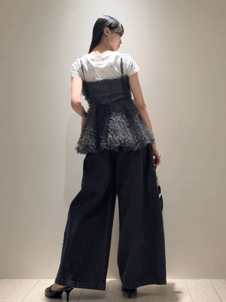 ブラック系のショルダーバッグ、ブラック系のデニムパンツ、グレー系のシャツ/ブラウスを着用したレディースの夏コーディネートの8枚目の写真